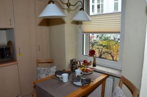 uma pequena cozinha com uma mesa e uma janela em Zentral gelegen - stilvolles Appartment in Moabit em Berlim