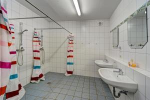 a bathroom with two sinks and a shower at Nengshof Ferienhäuser Sonnenblume und Heublume in Wißmannsdorf +70 photos