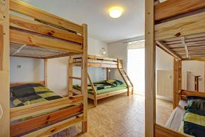 a bedroom with two bunk beds in a room at Nengshof Ferienhäuser Sonnenblume und Heublume in Wißmannsdorf