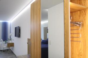Habitación con una puerta que conduce a un dormitorio en Natürlich FAMOS Schlafen, en Warburg