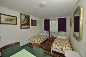 ein Hotelzimmer mit 2 Betten und einem Spiegel in der Unterkunft Piaseczno Willa Staropolska in Piaseczno
