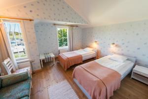 Postel nebo postele na pokoji v ubytování Brudhäll Hotel & Restaurant + 11 fotografií
