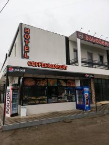 una tienda de comida rápida con un cartel en la parte delantera en mtredebi en Samtredia
