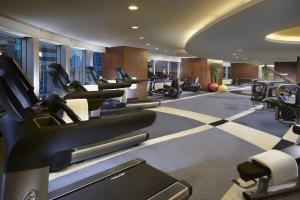 un gimnasio con cintas de correr y máquinas elípticas en Ascott Huai Hai Road Shanghai, Xintiandi, en Shanghái