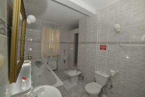ピアセチュノにあるPiaseczno Willa Staropolskaのバスルーム(トイレ、洗面台、バスタブ付)