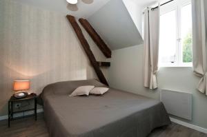 1 dormitorio con 1 cama con 2 almohadas en Le Clos de Clara, en Pierry