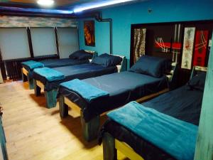 سرير أو أسرّة في غرفة في NapPARK Hostel