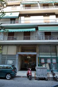 czerwony skuter zaparkowany przed budynkiem w obiekcie Hidden Gem next to the Acropolis w Atenach