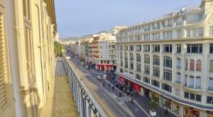 - une vue sur une rue de la ville avec des bâtiments dans l'établissement NICE ETOILE AP1007 by Riviera Holiday Homes, à Nice
