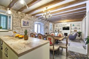 Телевизор и/или развлекательный центр в Villa Princess Captislava