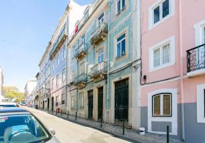 リスボンにある2 beautiful suites upscale flat embracing Tejo!の旧市街の通り