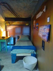سرير أو أسرّة في غرفة في NapPARK Hostel