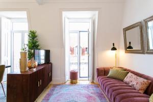 リスボンにある2 beautiful suites upscale flat embracing Tejo!のリビングルーム(ソファ、テレビ付)