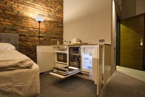 Zimmer mit einem Bett und einem kleinen Kühlschrank in der Unterkunft Stawowa 13 in Kattowitz