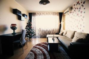 - un salon avec un arbre de Noël et un canapé dans l'établissement HMM Apartament, à Sibiu