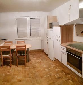 Dapur atau dapur kecil di Monteurzimmer Ferienwohnungen Fritsche-Tauberbischofsheim