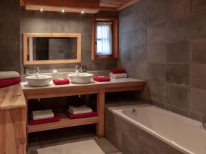 Ένα μπάνιο στο Chalet Panoramique by Chalet Chardons +59 φωτογραφίες