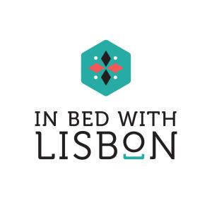 una imagen de la cama con logotipo de lisbon en In Bed with Lisbon - Lux4you Apartment, en Amadora