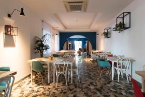 un ristorante con tavoli e sedie in una stanza di Hotel Fra I Pini a Rimini