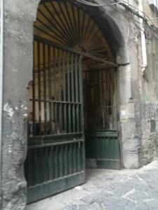 un ingresso a un edificio con cancello verde di Five house a Napoli