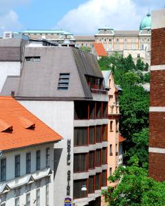 eine Gruppe von Gebäuden mit orangefarbenen Dächern in der Unterkunft Hotel Orion Várkert in Budapest