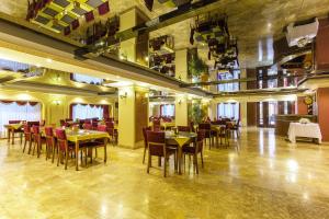 un ristorante con tavoli e sedie in una stanza di Lausos Palace Hotel Şişli a Istanbul