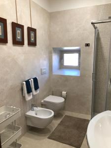 y baño con aseo, lavabo y ducha. en Il Rifugio del Cavaliere, en Vetralla