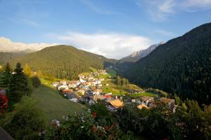 Une petite ville dans une vallée dans les montagnes dans l'établissement Mounthotel Niggl, à Nova Levante