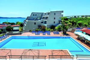 Bazén v ubytování Xenios Theoxenia Hotel nebo v jeho okolí