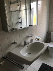 Un baño blanco con lavabo e inodoro. en Apartment Galapagos, en Klagenfurt 17 fotos más