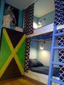 سرير أو أسرّة في غرفة في NapPARK Hostel