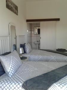 Postel nebo postele na pokoji v ubytování Karoo View Guesthouse Cradock