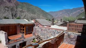 uma vista para um edifício com montanhas ao fundo em Del Amauta Hosteria em Purmamarca