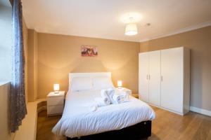 a bedroom with a bed with towels on it at Spacious 2BR Flat in Stansted in Stansted Mountfitchet