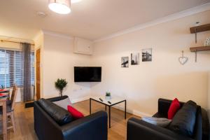 a living room with two couches and a table at Spacious 2BR Flat in Stansted in Stansted Mountfitchet