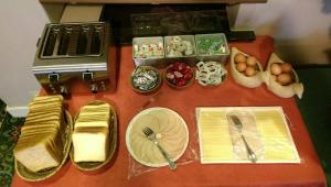 stół z chlebem, jajkami i jedzeniem w obiekcie Hotel L'auberge Du Souverain w Brukseli