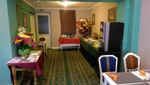Zimmer mit einer Küche mit einem Tisch und einem Kühlschrank. in der Unterkunft Hotel L'auberge Du Souverain in Brüssel