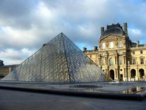 パリにあるSmartApart, Heart of Paris, Top Quality 10の大型ガラスピラミッド