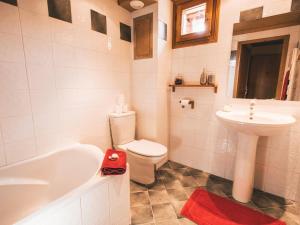un bagno con un water, una vasca e un lavandino di Chalet Rosko by Chalet Chardons a Tignes