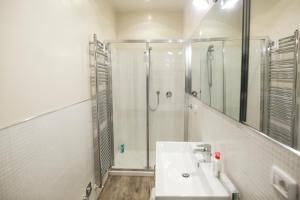 een witte badkamer met douche en wastafel bij Charming and cosy apartment in Bologna +8 foto's