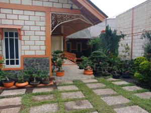 een patio met potplanten voor een huis bij Villa Daffa Ciwidey in Ciwidey