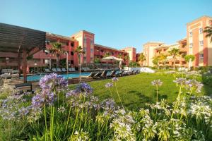 Бассейн в Ama Islantilla Resort или поблизости