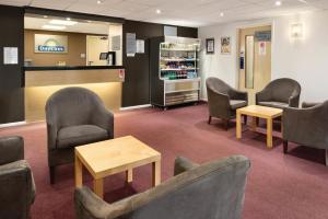 une salle d'attente avec des chaises et des tables dans un hôpital dans l'établissement Days Inn Hotel Gretna Green, à Gretna Green