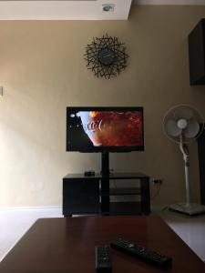 En tv och/eller ett underhållningssystem på Tagaytay Hampton Villa