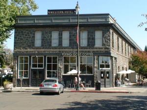 Gallery image of Downtown Urban Flat - close to SMART Station in Santa Rosa