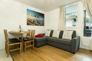 - un salon avec un canapé et une table dans l'établissement Apartment Grepon 2, à Chamonix-Mont-Blanc