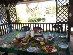a table with food and drinks on top at B&B ARTHAS in Capilungo
