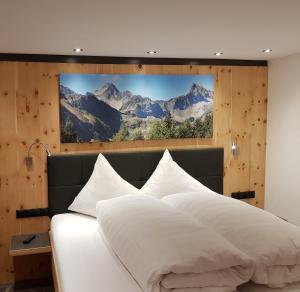 イシュグルにあるFerienhaus Ziarmのベッドルーム1室(山々の景色を望む白い大型ベッド1台付)