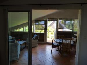 een kamer met een tafel en stoelen en een eetkamer bij Bel appartement spacieux in Étang-Salé les Bains