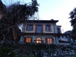 una casa vieja con las luces encendidas en La Ca' Vegia, en Stresa
